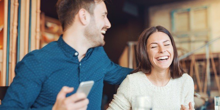 couple riant ensemblw