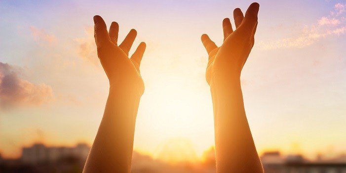 mains tendues vers le soleil